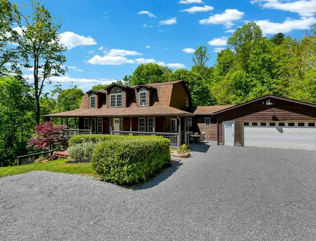 Luxury Lodge w Gourmet Kitchen Hot Tub and WB FP hotel detail image 2