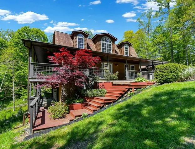 Luxury Lodge w Gourmet Kitchen Hot Tub and WB FP hotel detail image 3