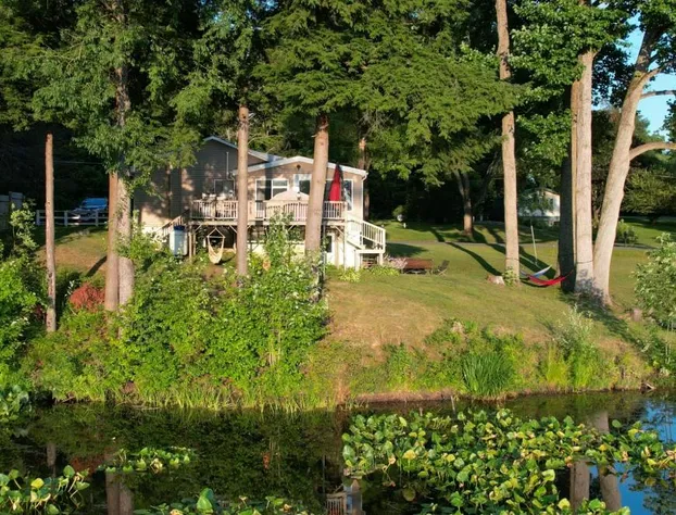 Li'l Love Inn: Magical Sunsets Quiet Cozy Waterfront hotel detail image 4