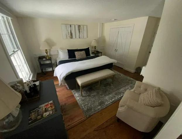 Farm Road Estate - Inn Room 6 hotel detail image 4