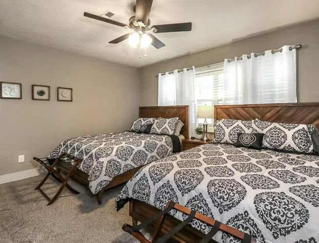 M7-01 Excellent Plaza 2 BR with 3 Queen Beds hotel detail image 1