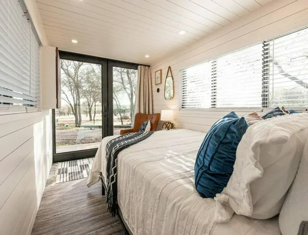 The Oak Harbor-Tiny Container Home near Magnolia hotel detail image 1