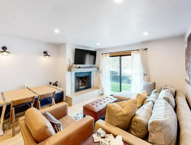 Town and Country hotel detail image 4