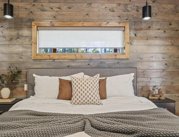 Brand New Hidden Haven Lodge 4 Bdrm5 and half Bth Huge outdoor area Hot tub hotel detail image 1