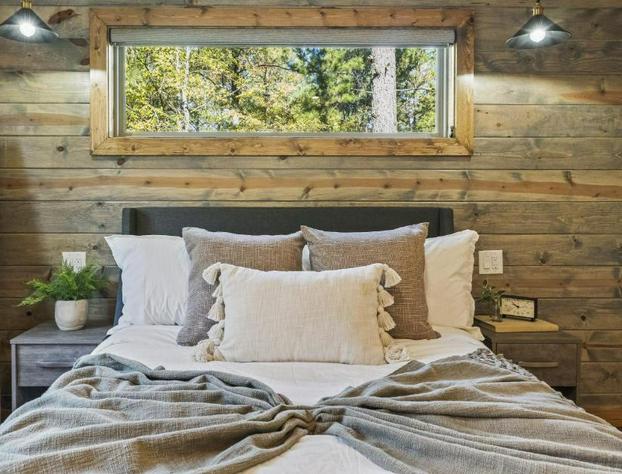 Brand New Hidden Haven Lodge 4 Bdrm5 and half Bth Huge outdoor area Hot tub hotel detail image 2