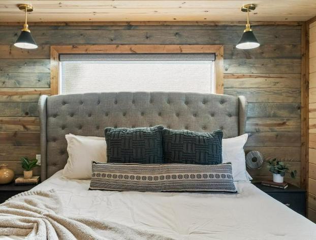 Brand New Hidden Haven Lodge 4 Bdrm5 and half Bth Huge outdoor area Hot tub hotel detail image 3