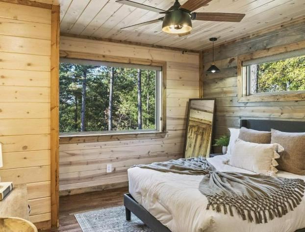 Brand New Hidden Haven Lodge 4 Bdrm5 and half Bth Huge outdoor area Hot tub hotel detail image 4