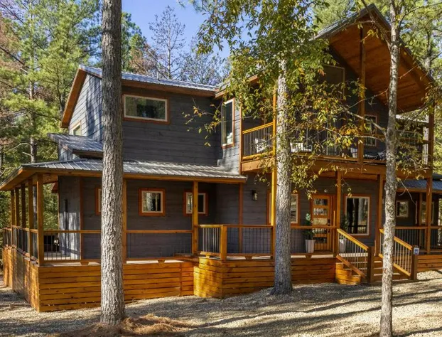 Brand New Hidden Haven Lodge 4 Bdrm5 and half Bth Huge outdoor area Hot tub hotel detail image 3