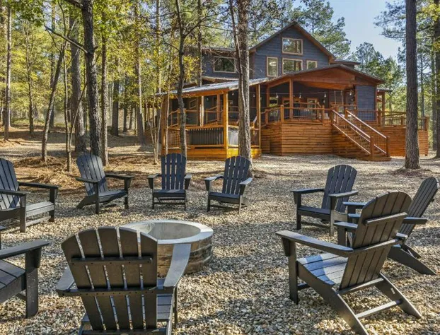 Brand New Hidden Haven Lodge 4 Bdrm5 and half Bth Huge outdoor area Hot tub hotel detail image 4