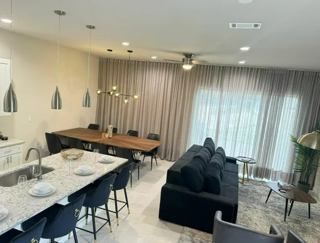 Beautiful 5 bed home Resort 5 minutes from Disney hotel detail image 3