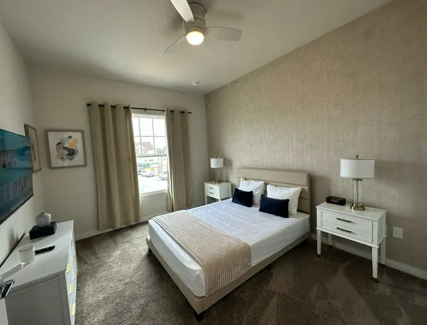 Beautiful 5 bed home Resort 5 minutes from Disney hotel detail image 4