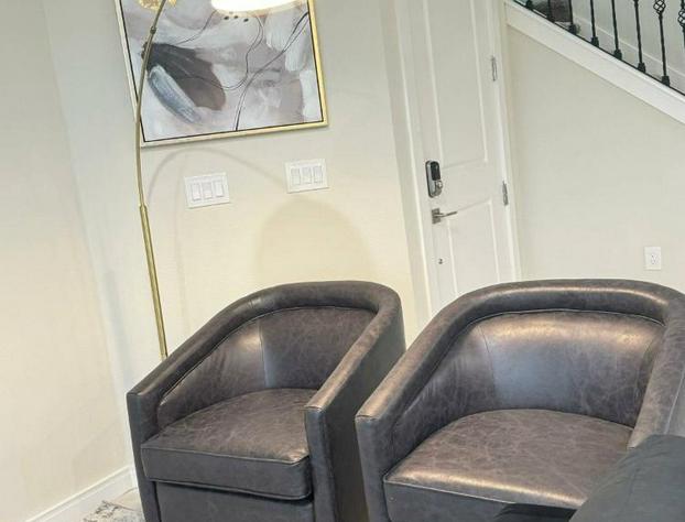 Beautiful 5 bed home Resort 5 minutes from Disney hotel detail image 1