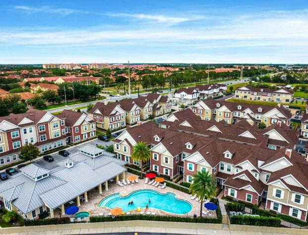 Beautiful 5 bed home Resort 5 minutes from Disney hotel detail image 4