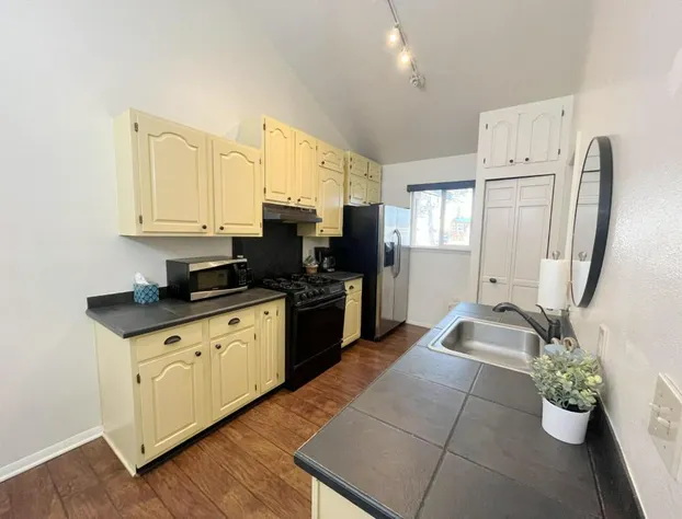 Welcoming 2 bedroom suite with private yard hotel detail image 3