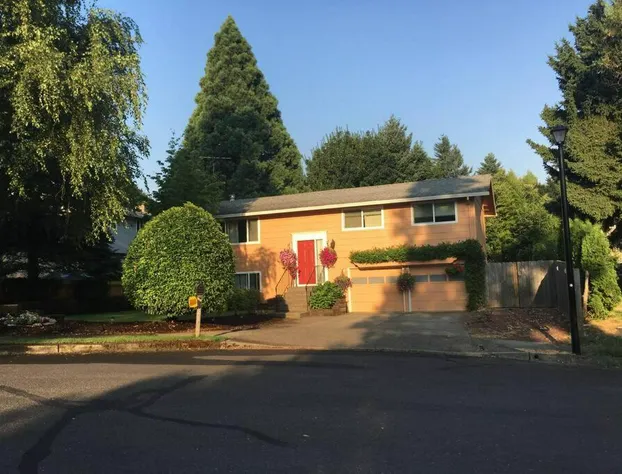 West Linn Relaxing Home WiFi TV Yard BBQ Eateries hotel detail image 1