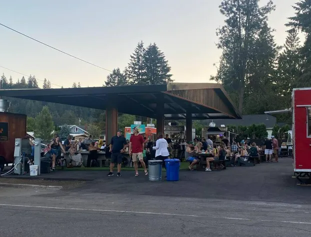 West Linn Relaxing Home WiFi TV Yard BBQ Eateries hotel detail image 3