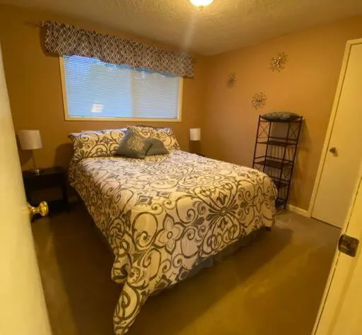 West Linn Relaxing Home WiFi TV Yard BBQ Eateries hotel detail image 4