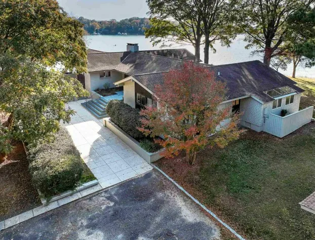 Stunning retreat Carter's Creek close to Tides Inn hotel detail image 1