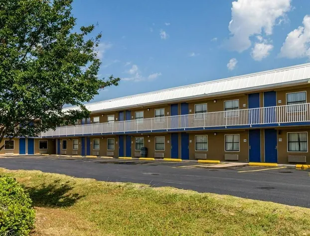 Econo Lodge hotel detail image 1