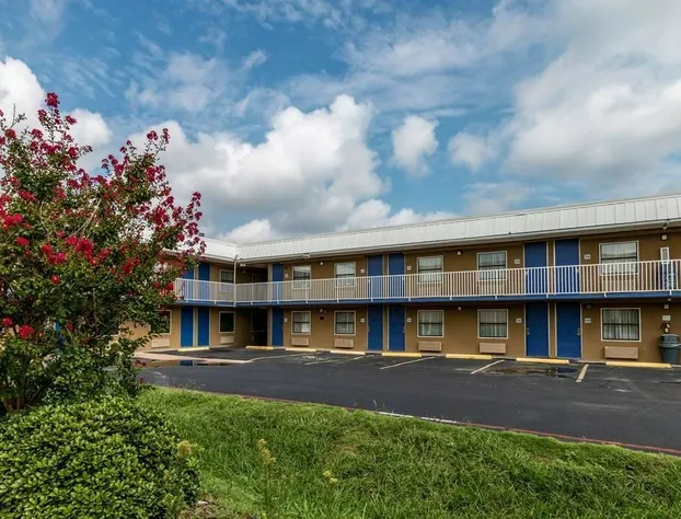 Econo Lodge hotel detail image 3