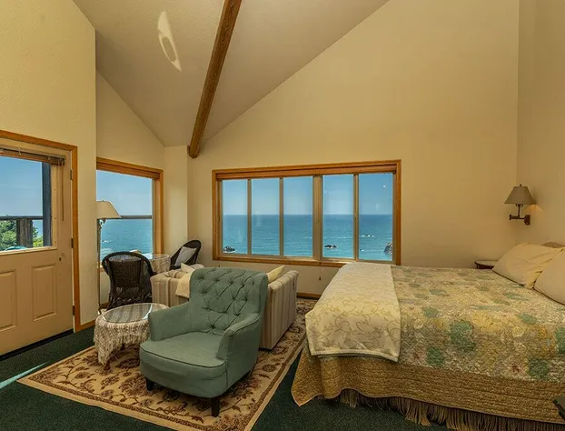 Turtle Rocks Oceanfront Inn hotel detail image 2