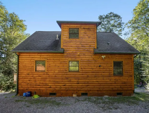 Log Home Retreat at Lake Winnipesaukee! hotel detail image 3