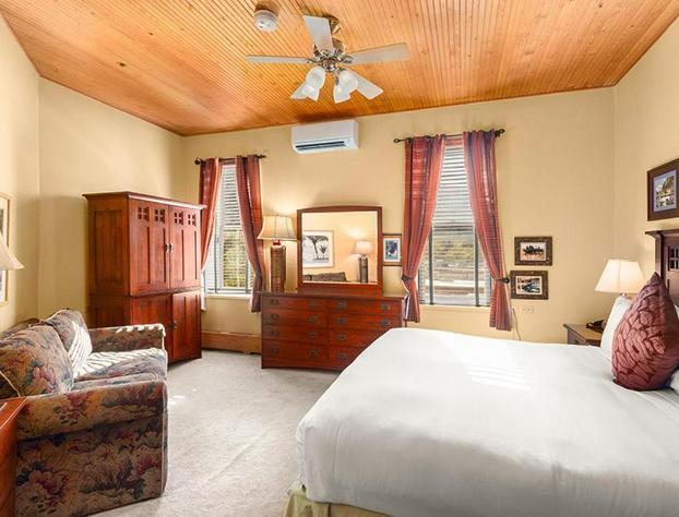 Independence Square 308 Top Floor Hotel Room with Ideal Downtown Location hotel detail image 1