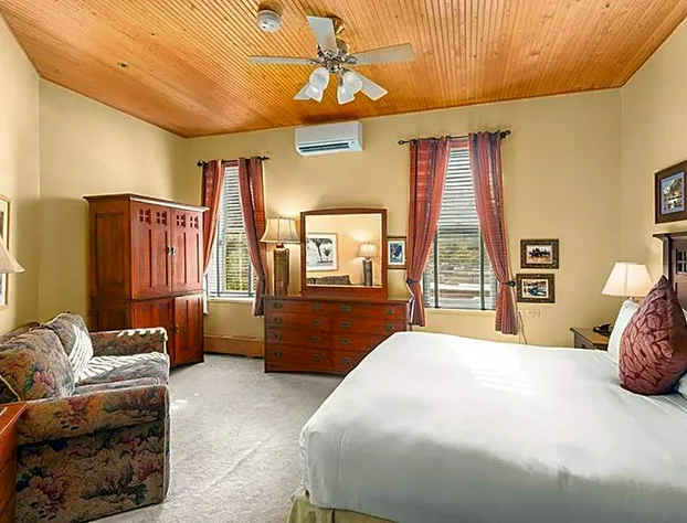 Independence Square 308, Top Floor Hotel Room with Ideal Downtown Location hotel detail image 3