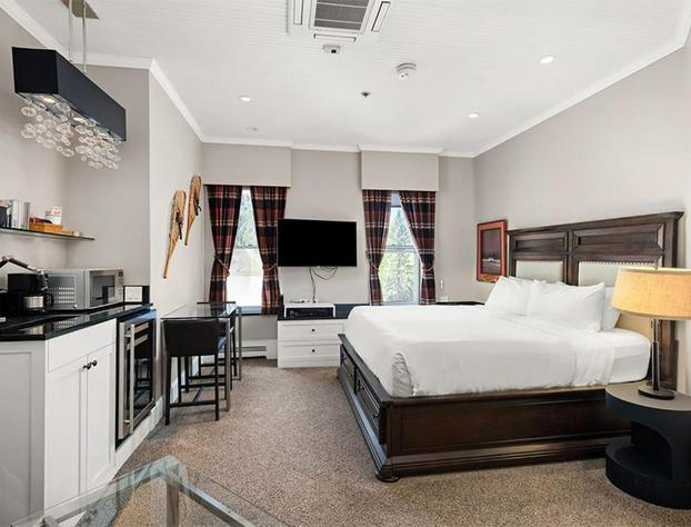 Independence Square 302 Top Floor Stylish Hotel Room with Wet Bar A/C in Downtown Aspen hotel detail image 2