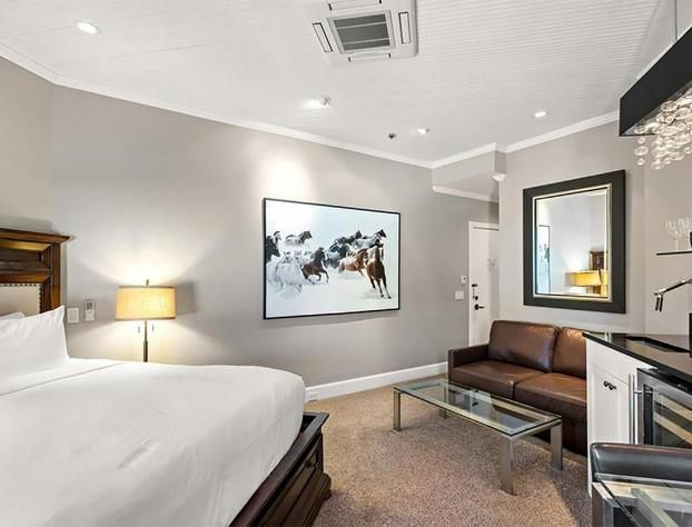 Independence Square 302 Top Floor Stylish Hotel Room with Wet Bar A/C in Downtown Aspen hotel detail image 3