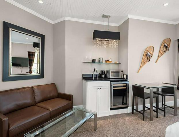 Independence Square 302 Top Floor Stylish Hotel Room with Wet Bar A/C in Downtown Aspen hotel detail image 4
