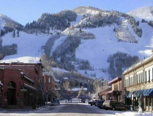 Luxury 1 Bedroom Downtown Aspen Vacation Rental With Access to a Heated Pool, Hot Tubs, Game Room and Spa hotel detail image 3