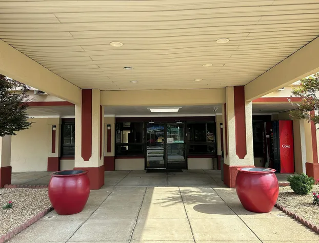 HomeTowne Studios by Red Roof Montgomery - Midtown hotel detail image 1