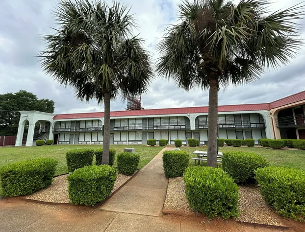 HomeTowne Studios by Red Roof Montgomery - Midtown hotel detail image 2