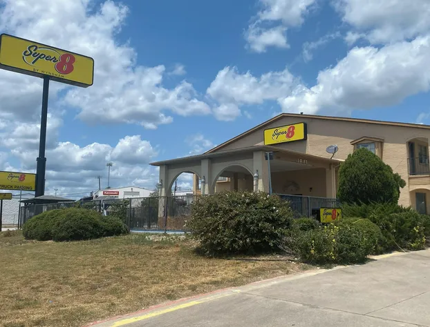 Super 8 by Wyndham Decatur Texas hotel detail image 1