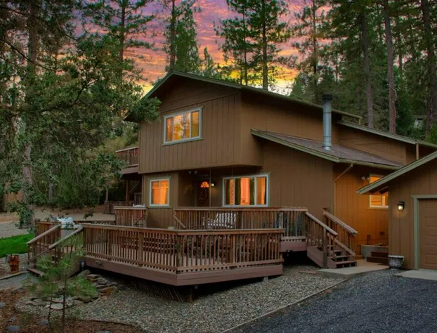 The Juniper Bear Lodge by BnB Yosemite hotel detail image 1