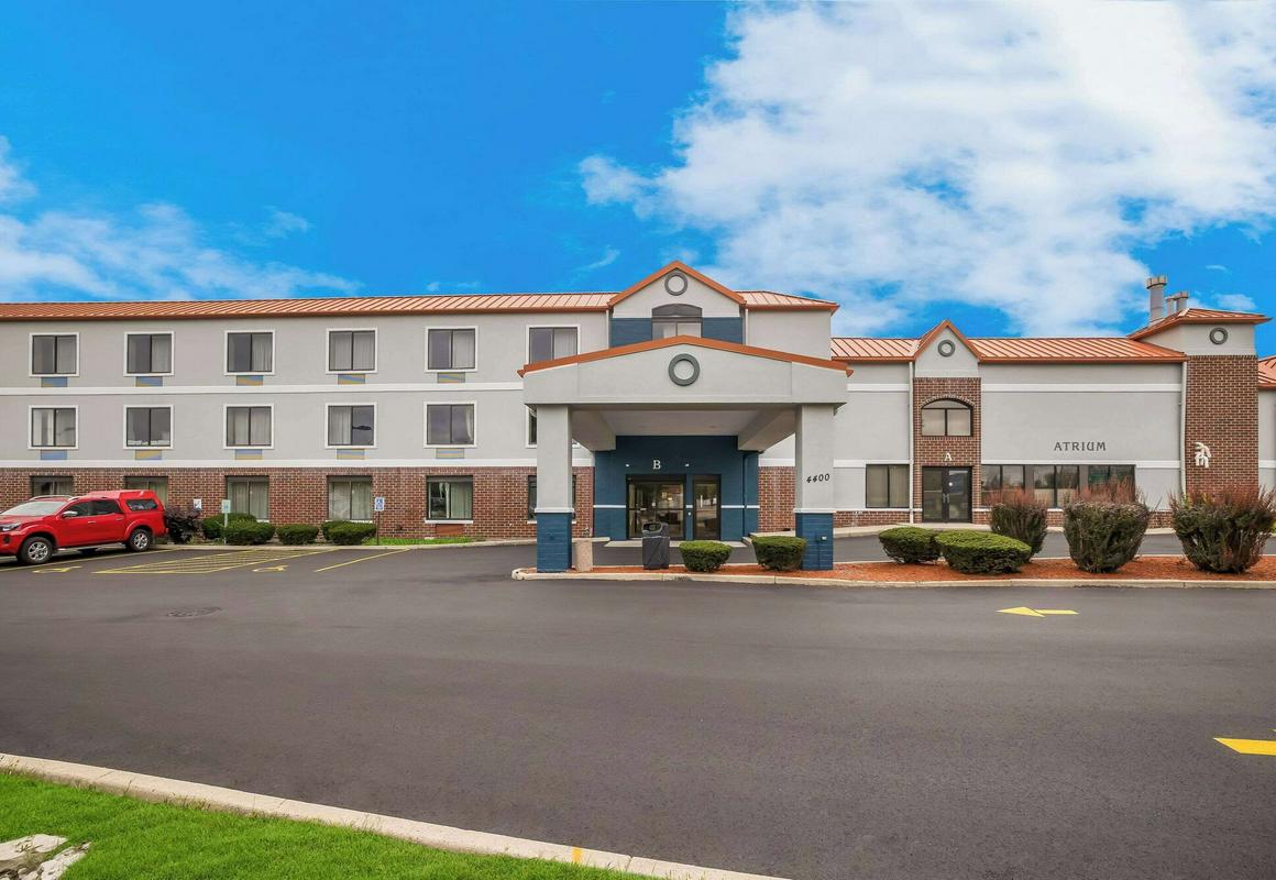 Suburban Studios Milwaukee Airport hotel hero