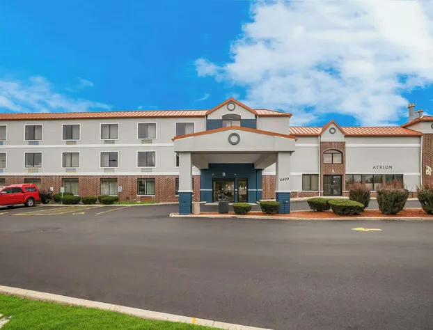 Suburban Studios Milwaukee Airport hotel detail image 1