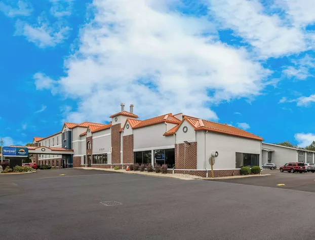 Suburban Studios Milwaukee Airport hotel detail image 2