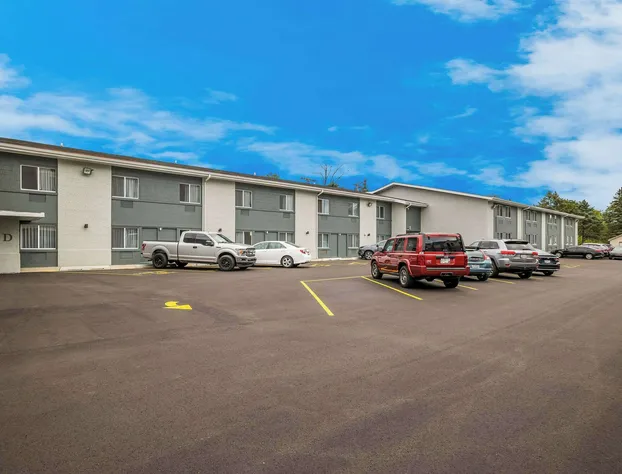 Suburban Studios Milwaukee Airport hotel detail image 4