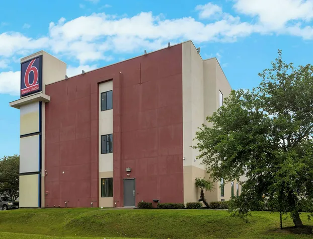 Studio 6 Suites Texas City, Tx – I-45 South hotel detail image 1