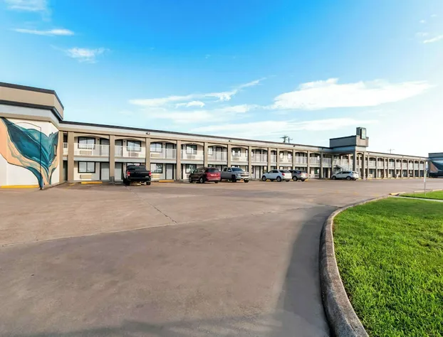 Quality Inn & Suites Port Lavaca near Lighthouse Beach hotel detail image 1