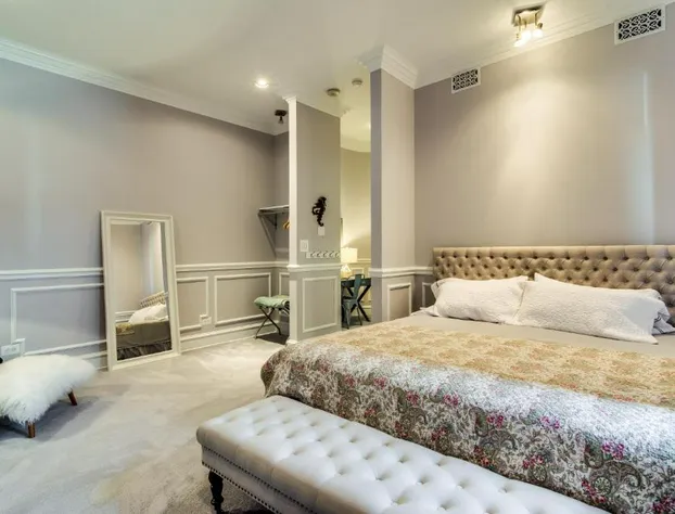 The Golden Arm hotel detail image 3