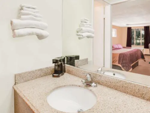 Rodeway Inn & Suites Saginaw I-675 hotel detail image 1