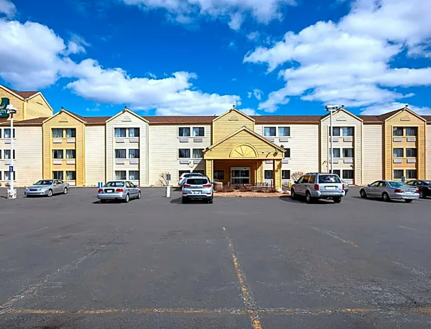 Quality Inn Milwaukee Route 45 hotel detail image 1