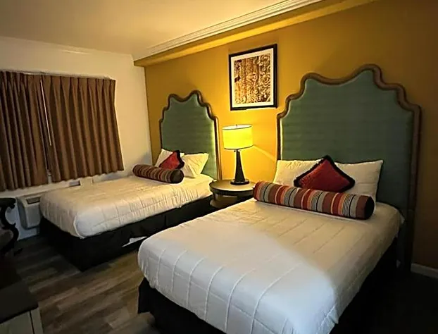 Howard Johnson by Wyndham Bakersfield hotel detail image 3