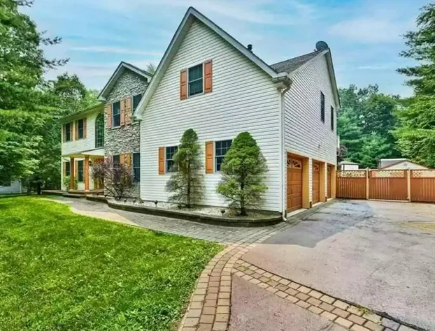 Cheerful 5-bedroom resort with heated pool hotel detail image 3