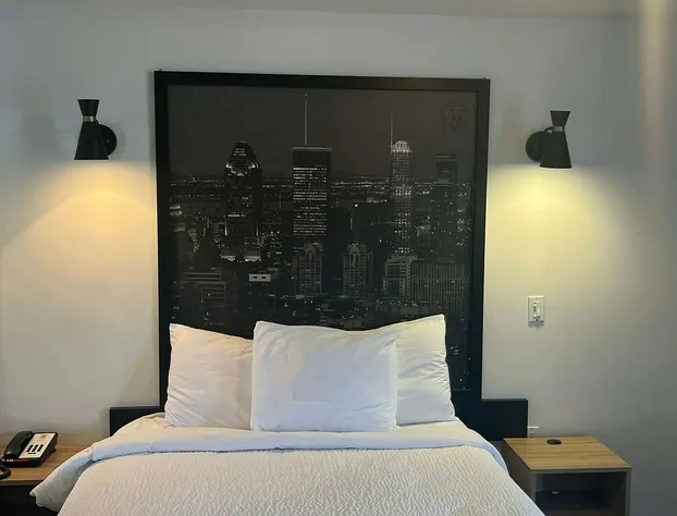 Super 8 by Wyndham Montreal hotel detail image 4