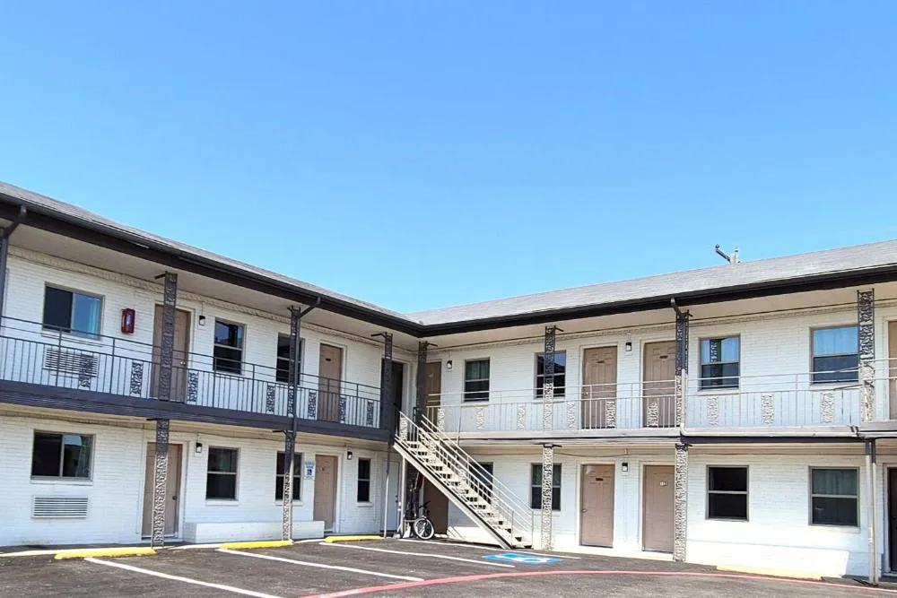 Exclusivo Inn by OYO Grand Prairie, TX hotel hero