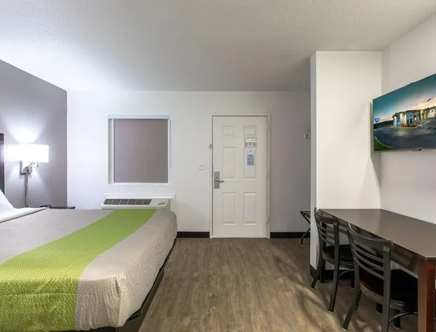 Studio 6 Greenville, SC - I-85 Near Downtown hotel detail image 4